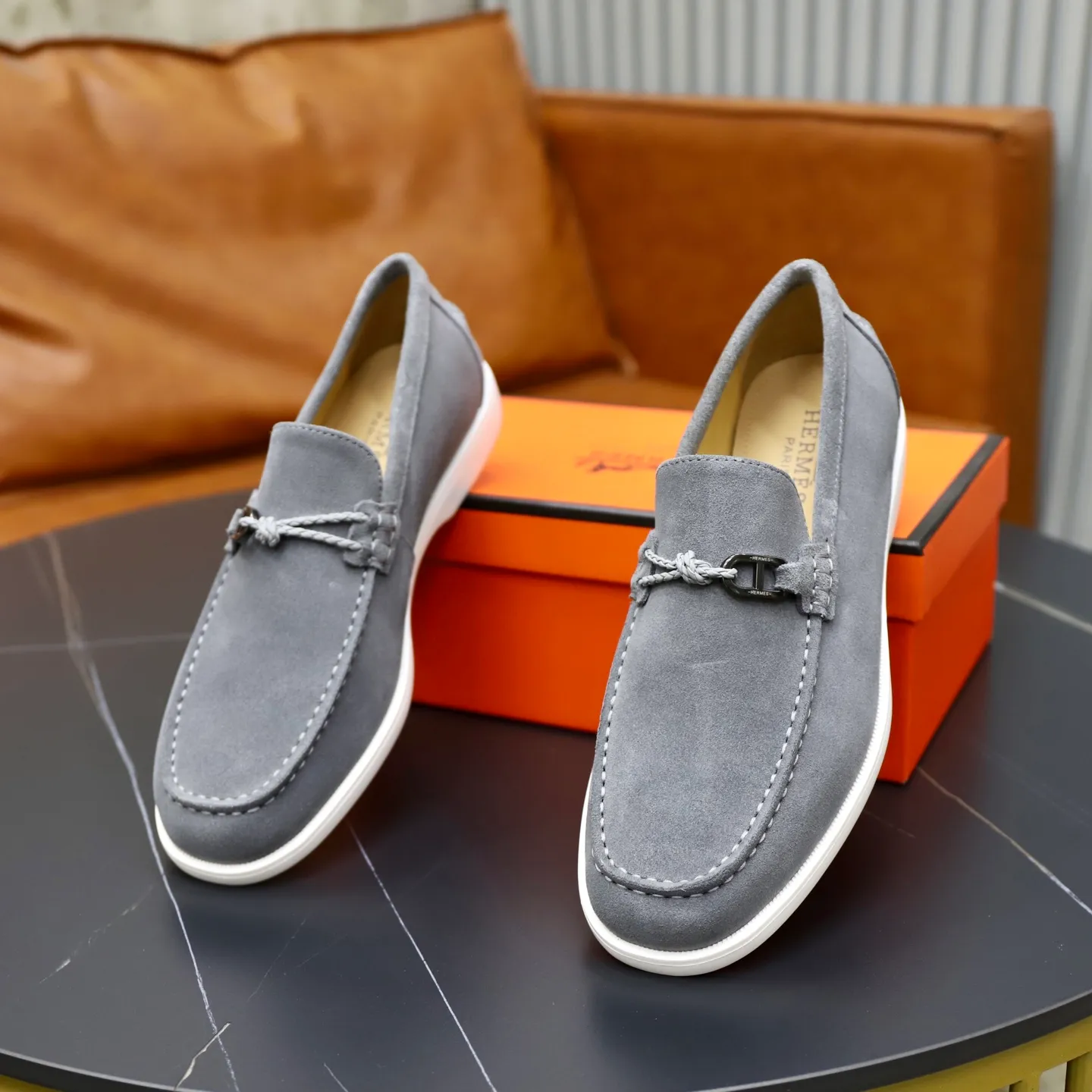 Ex-factory price: 540💰Hermès/Hermès slip-on men's shoes. This shoe is made of imported cow suede leather, with simple and smooth lines, and a 3CM rubber foam ultra-light sole combined with aerodynamic design! Youthful and fashionable, H button decoration, contrasting leather embellishment on the heel, calf lining to gently wrap your feet, with embossed logo cowhide feet, leather rock strips, casual and urban style, highlighting youthful vitality, sports and leisure version, super versatile Size number: 38-39-40-41-42-43-44 Standard leather shoe size (45 can be customized but does not support returns)